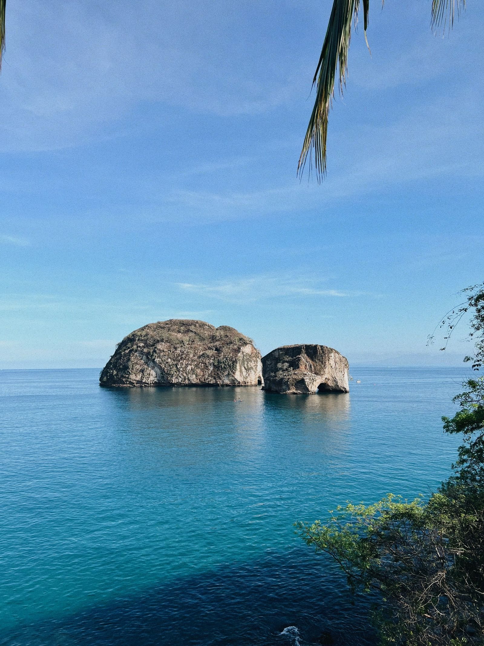 Formaciones rocosas de Los Arcos en aguas azul turquesa de la Bahía de Banderas