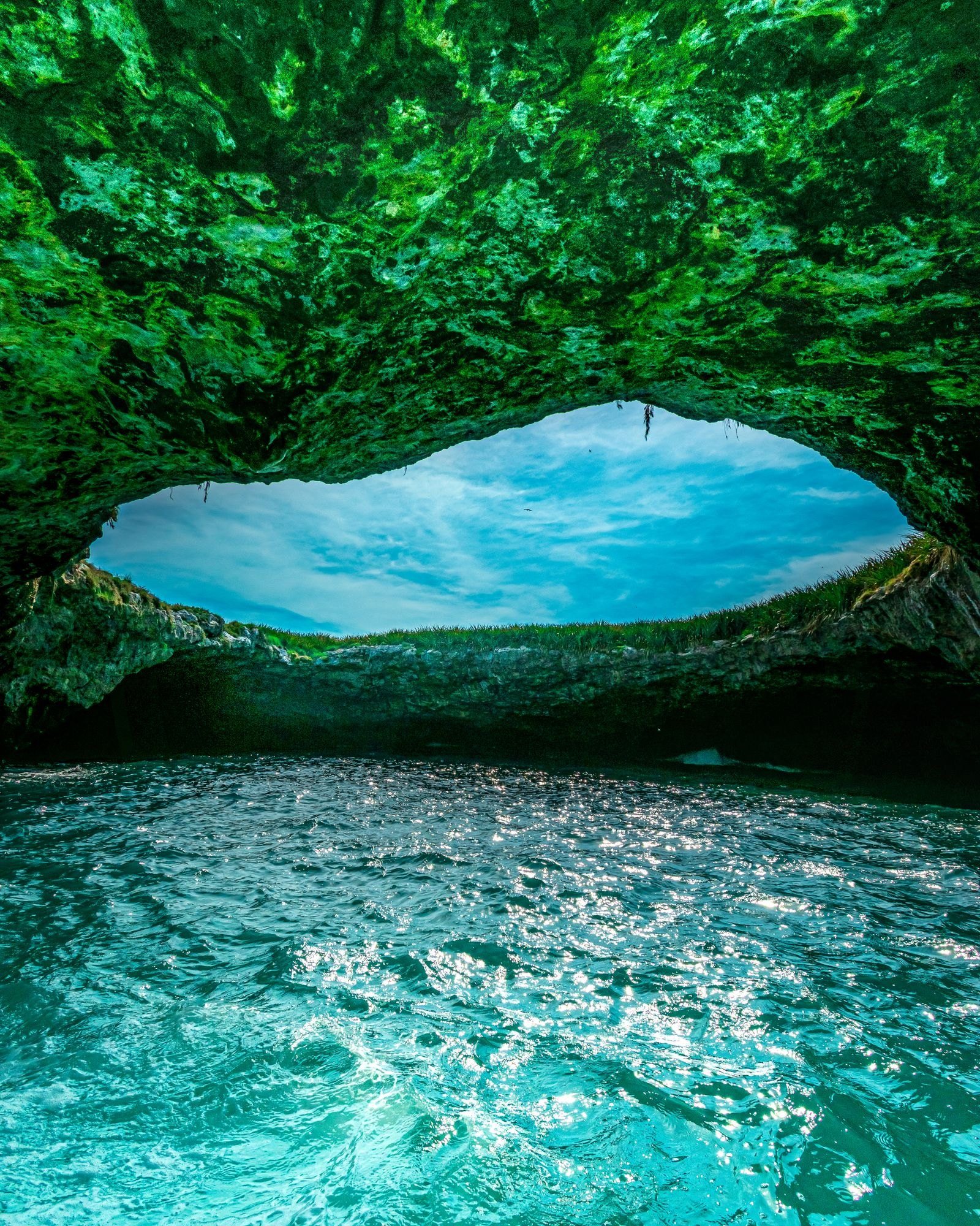 Vista desde dentro de la cueva hacia la Playa Escondida, con agua turquesa
