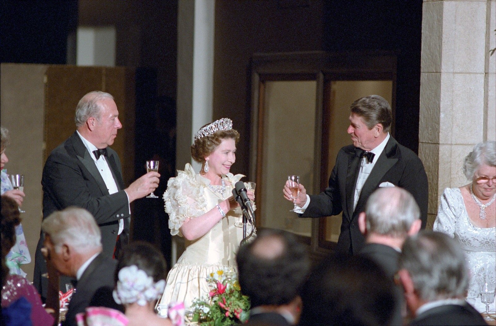 La reina Isabel II brinda con el presidente Ronald Reagan durante una cena de gala en San Francisco en 1983