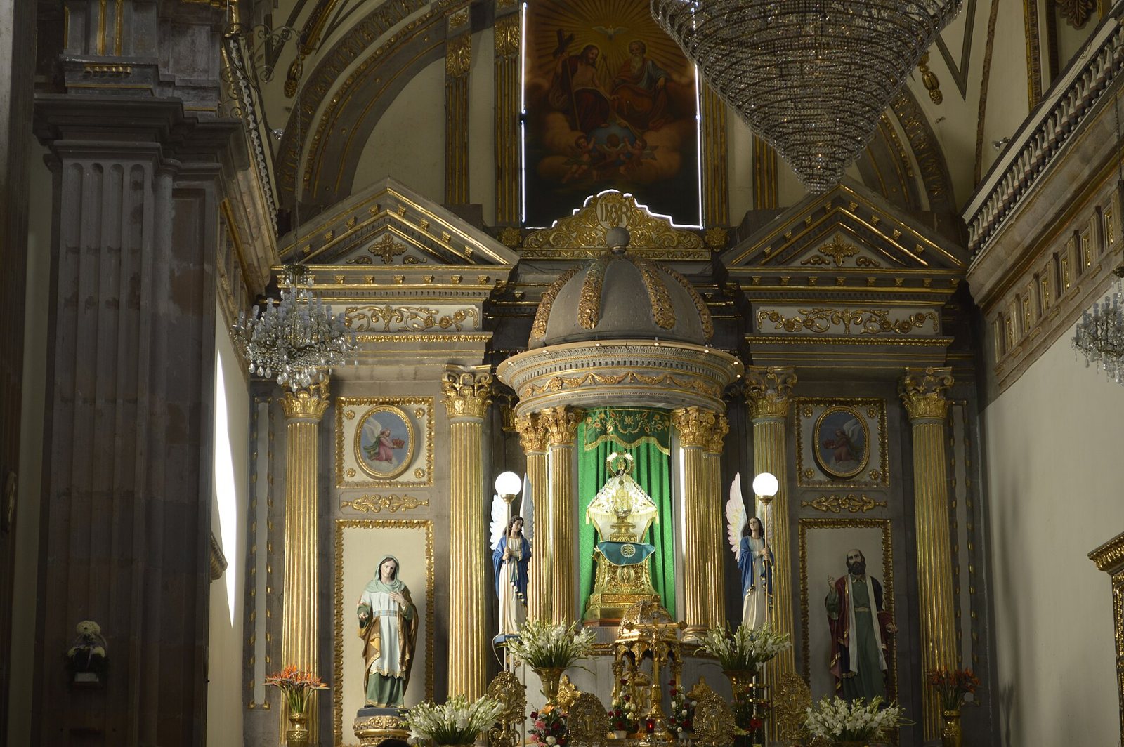 Altar mayor dorado de la basílica de Talpa con la pequeña imagen de la Virgen del Rosario bajo un baldaquino