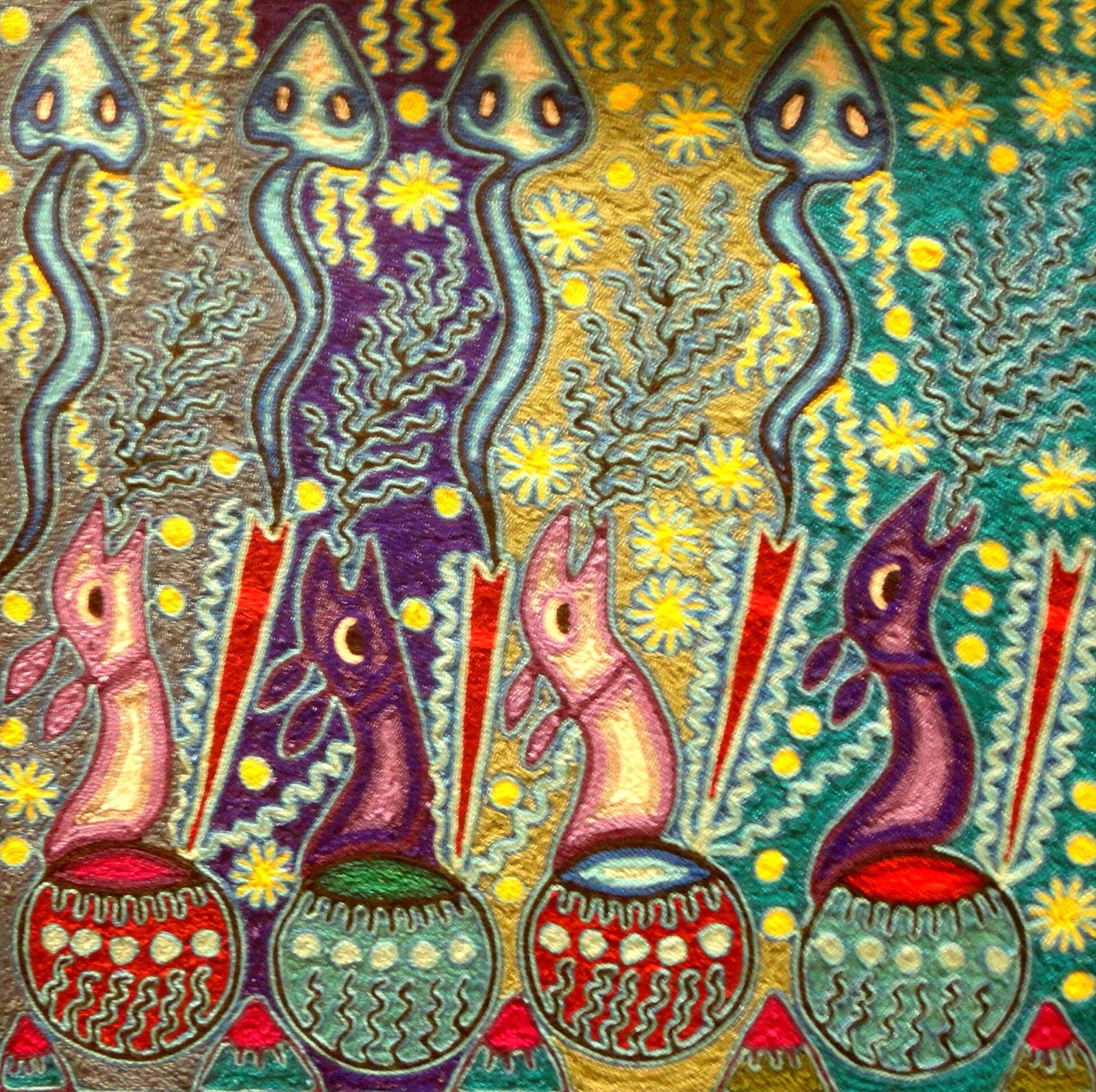 Cuadro de estambre huichol con figuras de animales, flechas rojas, jícaras decoradas y serpientes sobre fondos morado, dorado y turquesa