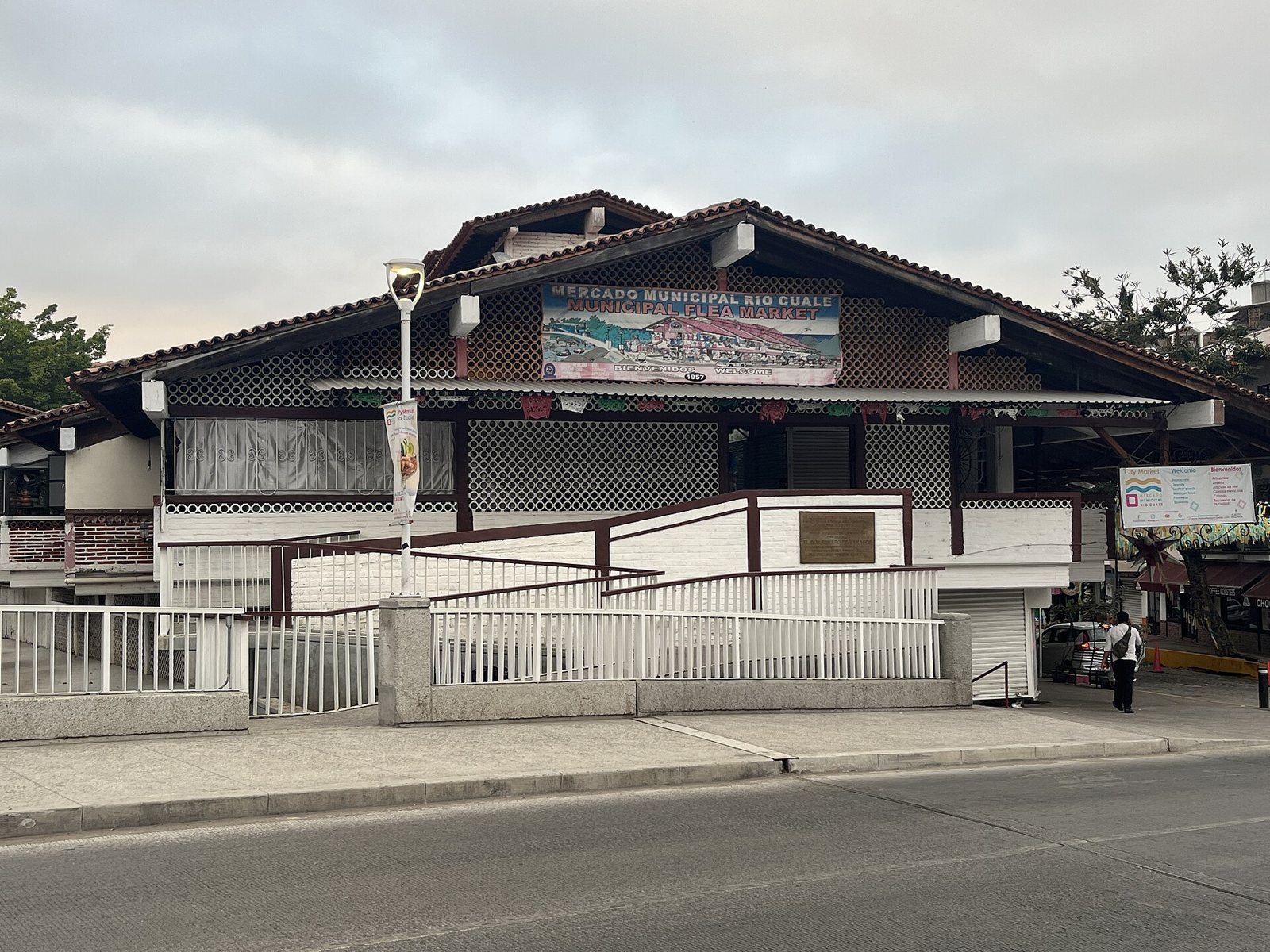 Edificio del Mercado Municipal Río Cuale con techo de teja, celosía blanca y letrero de bienvenida