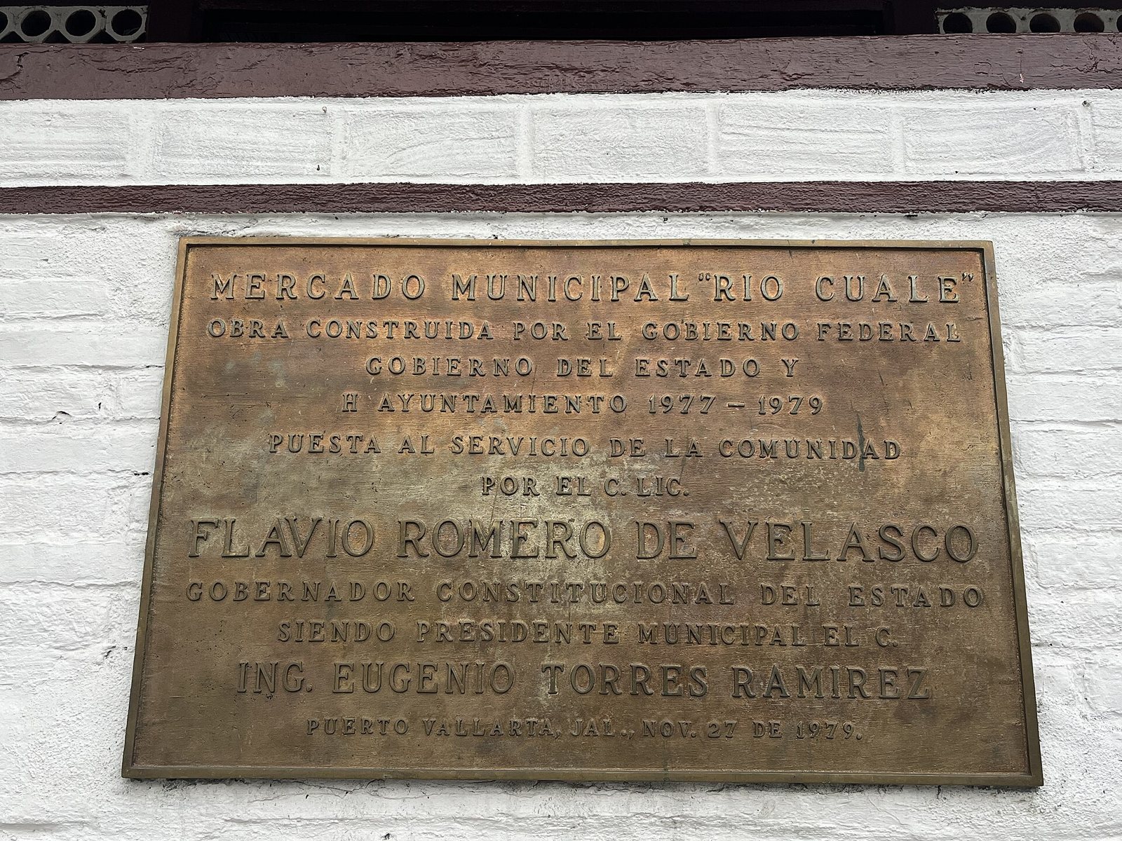 Placa de bronce del Mercado Municipal Río Cuale que indica que la obra fue construida por los gobiernos federal, estatal y municipal entre 1977 y 1979
